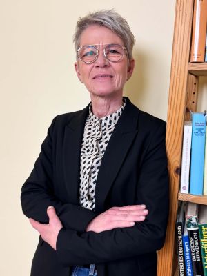 Frau Antje Hillmann